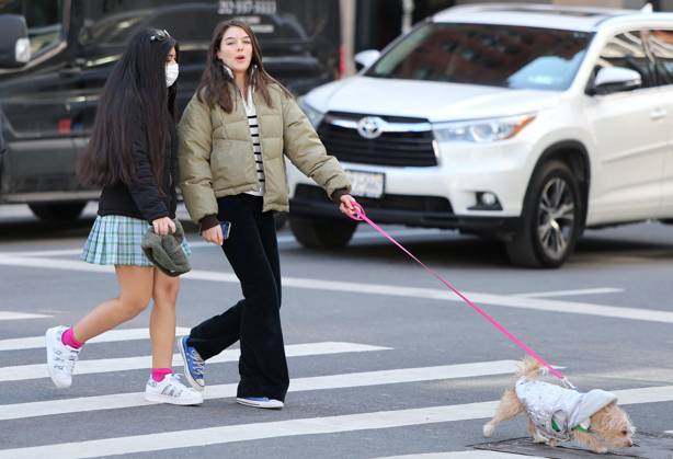 Suri Cruise Walking Her New Puppy - NYC Suri Cruise walking her new puppy with a friend in Soho, New York City, NY, USA on March 14, 2022. Photo by Dylan Travis ABACAPRESS.COM New York City NY United States  Copyright: xDylanxTravis ABACAx 802369_012 DylanxTravis ABACAx 802369_012