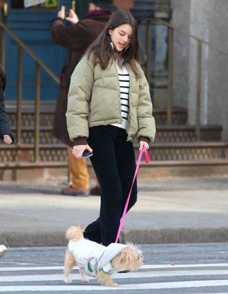Suri Cruise Walking Her New Puppy - NYC Suri Cruise walking her new puppy with a friend in Soho, New York City, NY, USA on March 14, 2022. Photo by Dylan Travis ABACAPRESS.COM New York City NY United States  Copyright: xDylanxTravis ABACAx 802369_013 DylanxTravis ABACAx 802369_013