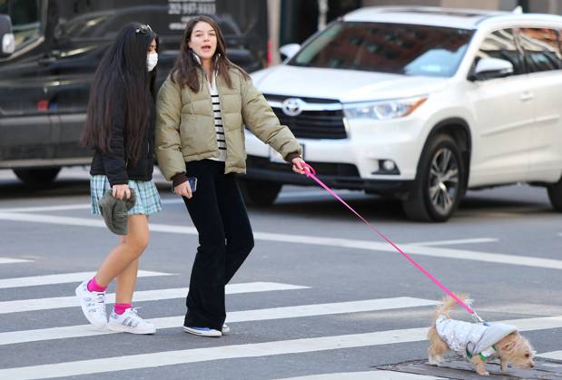 Suri Cruise Walking Her New Puppy - NYC Suri Cruise walking her new puppy with a friend in Soho, New York City, NY, USA on March 14, 2022. Photo by Dylan Travis ABACAPRESS.COM New York City NY United States  Copyright: xDylanxTravis ABACAx 802369_014 DylanxTravis ABACAx 802369_014