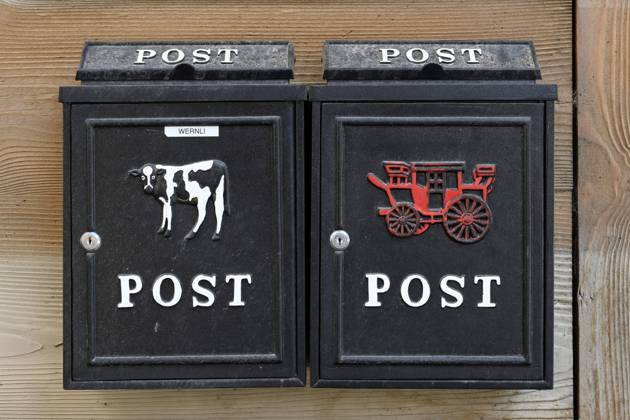 Briefkasten mit Milchkuh und Kutsche Symbolbild, Schweiz, 04.07.2023