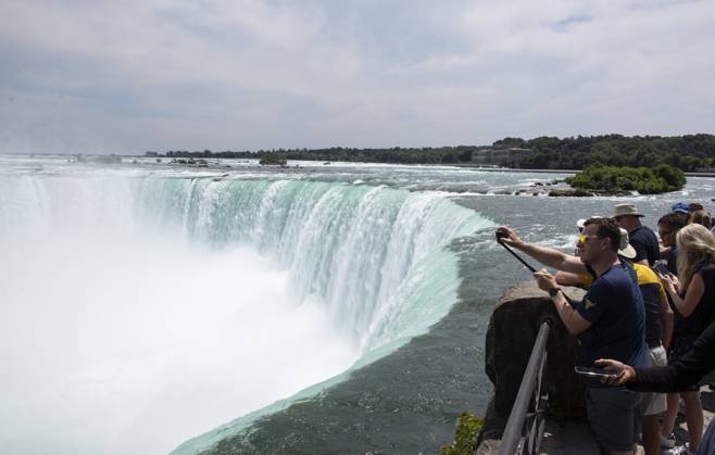 July 8, 2023, Niagara Fallas, Ontario, Canada: July 10, 2023. Niagara Falls is composed of three waterfalls at the Southern end of the Niagara River Gorge. It drains Lake Erie into Lake Ontario and defines the United States Canada border between the twin cities of Niagara Falls, Ontario and Niagara Falls, New York. Horseshoe Falls is nearest the Canadian shore and can be seen from the walk along the shoreline in Niagara Park. Niagara Fallas Canada - ZUMAl92_ 20230708_zaf_l92_021 Copyright: xRalphxLauerx