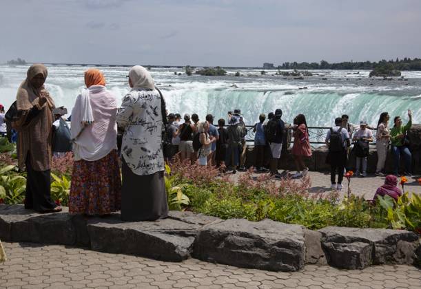 July 8, 2023, Niagara Fallas, Ontario, Canada: July 10, 2023. Niagara Falls is composed of three waterfalls at the Southern end of the Niagara River Gorge. It drains Lake Erie into Lake Ontario and defines the United States Canada border between the twin cities of Niagara Falls, Ontario and Niagara Falls, New York. Horseshoe Falls is nearest the Canadian shore and can be seen from the walk along the shoreline in Niagara Park. Niagara Fallas Canada - ZUMAl92_ 20230708_zaf_l92_023 Copyright: xRalphxLauerx