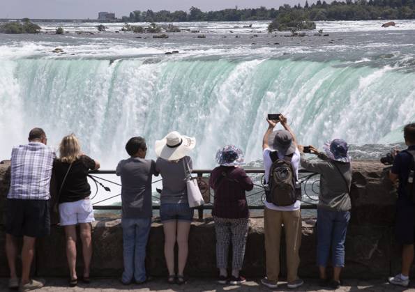 July 8, 2023, Niagara Fallas, Ontario, Canada: July 10, 2023. Niagara Falls is composed of three waterfalls at the Southern end of the Niagara River Gorge. It drains Lake Erie into Lake Ontario and defines the United States Canada border between the twin cities of Niagara Falls, Ontario and Niagara Falls, New York. Horseshoe Falls is nearest the Canadian shore and can be seen from the walk along the shoreline in Niagara Park. Niagara Fallas Canada - ZUMAl92_ 20230708_zaf_l92_024 Copyright: xRalphxLauerx