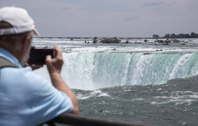 July 8, 2023, Niagara Fallas, Ontario, Canada: July 10, 2023. Niagara Falls is composed of three waterfalls at the Southern end of the Niagara River Gorge. It drains Lake Erie into Lake Ontario and defines the United States Canada border between the twin cities of Niagara Falls, Ontario and Niagara Falls, New York. Horseshoe Falls is nearest the Canadian shore and can be seen from the walk along the shoreline in Niagara Park. Niagara Fallas Canada - ZUMAl92_ 20230708_zaf_l92_029 Copyright: xRalphxLauerx