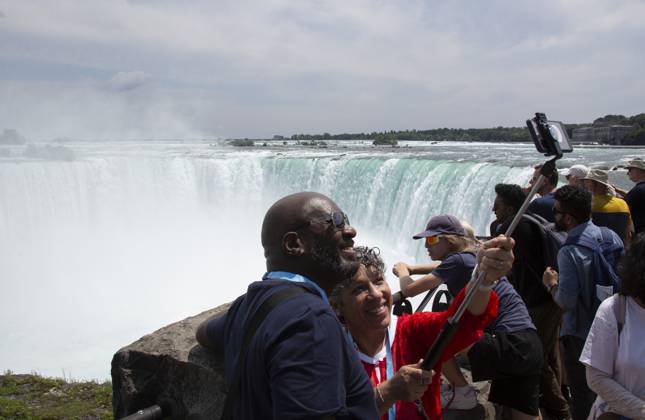 July 8, 2023, Niagara Fallas, Ontario, Canada: July 10, 2023. Niagara Falls is composed of three waterfalls at the Southern end of the Niagara River Gorge. It drains Lake Erie into Lake Ontario and defines the United States Canada border between the twin cities of Niagara Falls, Ontario and Niagara Falls, New York. Horseshoe Falls is nearest the Canadian shore and can be seen from the walk along the shoreline in Niagara Park. Niagara Fallas Canada - ZUMAl92_ 20230708_zaf_l92_031 Copyright: xRalphxLauerx