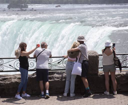July 8, 2023, Niagara Fallas, Ontario, Canada: July 10, 2023. Niagara Falls is composed of three waterfalls at the Southern end of the Niagara River Gorge. It drains Lake Erie into Lake Ontario and defines the United States Canada border between the twin cities of Niagara Falls, Ontario and Niagara Falls, New York. Horseshoe Falls is nearest the Canadian shore and can be seen from the walk along the shoreline in Niagara Park. Niagara Fallas Canada - ZUMAl92_ 20230708_zaf_l92_033 Copyright: xRalphxLauerx