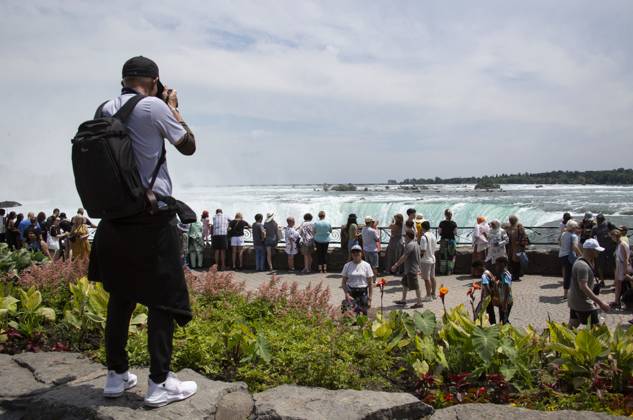 July 8, 2023, Niagara Fallas, Ontario, Canada: July 10, 2023. Niagara Falls is composed of three waterfalls at the Southern end of the Niagara River Gorge. It drains Lake Erie into Lake Ontario and defines the United States Canada border between the twin cities of Niagara Falls, Ontario and Niagara Falls, New York. Horseshoe Falls is nearest the Canadian shore and can be seen from the walk along the shoreline in Niagara Park. Niagara Fallas Canada - ZUMAl92_ 20230708_zaf_l92_026 Copyright: xRalphxLauerx