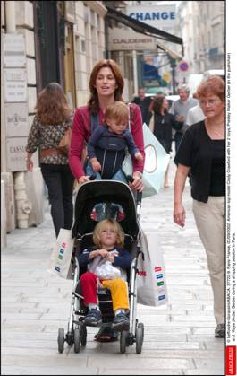 37722 09 Leffondre-Gorassini ABACA. 37722-9. Paris-France, 03 09 2002. American top model Cindy Crawford with her boy, Presley Walker Gerber (in the pushchair) and her daughter Kaya Jordan Gerber during a shopping session in Paris.  Copyright: xGorassini-Leffondre ABACAx 37722_09 Gorassini-Leffondre ABACAx 37722_09