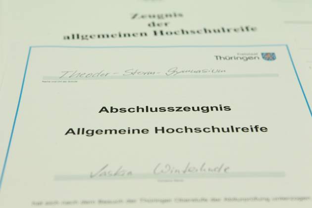 Ein Zeugnis der allgemeinen Hochschulreife liegt auf einem Schreibtisch. Symbolbild Symbolfoto. Stellingen Hamburg
