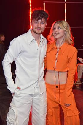 Lina Larissa Strahl mit Freund Tilman Poerzgen bei der KILIAN KERNER FASHION beim W.E4. Fashion Day im Rahmen der Berlin Fashion Week Frühling Sommer 2024 in der Verti Music Hall in Berlin am 11.07.2023.