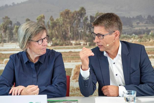 Die Welthungerhilfe stellt am 13.07.2023 in Berlin ihren Jahresbericht 2022 vor. Die durch den Krieg in der Ukraine gestiegenen Lebensmittelpreise fuehrten zu mehr Hunger in der Welt. Viele Menschen koennten sich Grundnahrungsmittel nicht mehr leisten, warnt die Welthungerhilfe. Im Bild: Marlehn Thieme, Praesidentin der Welthungerhilfe (li.); Mathias Mogge, Generalsekretaer Welthungerhilfe. (Siehe epd-Meldung vom 13.07.2023) EDITORIAL USE ONLY
