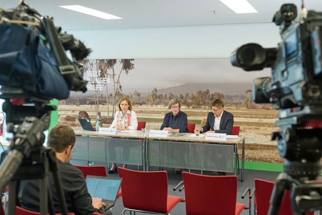 Die Welthungerhilfe stellt am 13.07.2023 in Berlin ihren Jahresbericht 2022 vor. Die durch den Krieg in der Ukraine gestiegenen Lebensmittelpreise fuehrten zu mehr Hunger in der Welt. Viele Menschen koennten sich Grundnahrungsmittel nicht mehr leisten, warnt die Welthungerhilfe. Im Bild vlnr.: Simone Pott, Moderatorin, Marlehn Thieme, Praesidentin der Welthungerhilfe (li.); Mathias Mogge, Generalsekretaer Welthungerhilfe. (Siehe epd-Meldung vom 13.07.2023) EDITORIAL USE ONLY