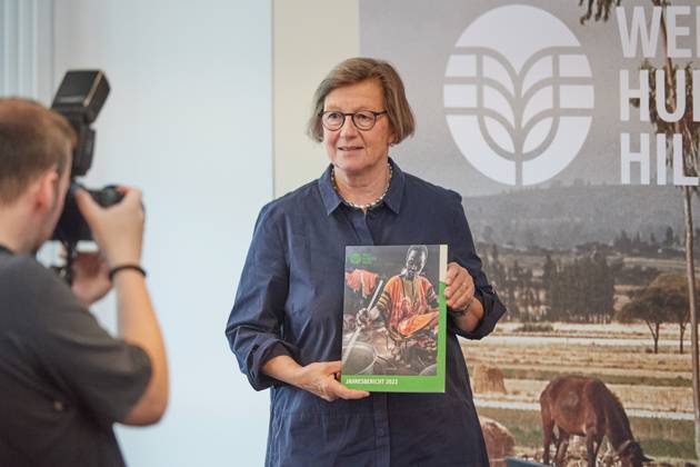 Die Welthungerhilfe stellt am 13.07.2023 in Berlin ihren Jahresbericht 2022 vor. Die durch den Krieg in der Ukraine gestiegenen Lebensmittelpreise fuehrten zu mehr Hunger in der Welt. Viele Menschen koennten sich Grundnahrungsmittel nicht mehr leisten, warnt die Welthungerhilfe. Im Bild: Marlehn Thieme, Praesidentin Welthungerhilfe, haelt die Broschuere des Jahresberichts in die Kamera. (Siehe epd-Meldung vom 13.07.2023) EDITORIAL USE ONLY