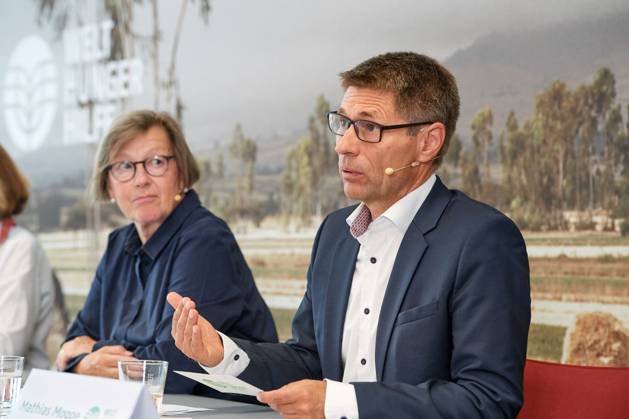 Die Welthungerhilfe stellt am 13.07.2023 in Berlin ihren Jahresbericht 2022 vor. Die durch den Krieg in der Ukraine gestiegenen Lebensmittelpreise fuehrten zu mehr Hunger in der Welt. Viele Menschen koennten sich Grundnahrungsmittel nicht mehr leisten, warnt die Welthungerhilfe. Im Bild: vlnr.: Marlehn Thieme, Praesidentin Welthungerhilfe; Mathias Mogge, Generalsekretaer Welthungerhilfe. (Siehe epd-Meldung vom 13.07.2023) EDITORIAL USE ONLY