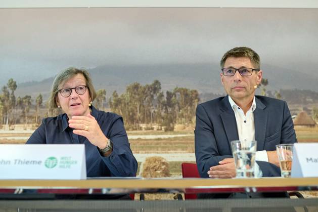 Die Welthungerhilfe stellt am 13.07.2023 in Berlin ihren Jahresbericht 2022 vor. Die durch den Krieg in der Ukraine gestiegenen Lebensmittelpreise fuehrten zu mehr Hunger in der Welt. Viele Menschen koennten sich Grundnahrungsmittel nicht mehr leisten, warnt die Welthungerhilfe. Im Bild: vlnr.: Marlehn Thieme, Praesidentin Welthungerhilfe; Mathias Mogge, Generalsekretaer Welthungerhilfe. (Siehe epd-Meldung vom 13.07.2023) EDITORIAL USE ONLY