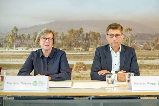 Die Welthungerhilfe stellt am 13.07.2023 in Berlin ihren Jahresbericht 2022 vor. Die durch den Krieg in der Ukraine gestiegenen Lebensmittelpreise fuehrten zu mehr Hunger in der Welt. Viele Menschen koennten sich Grundnahrungsmittel nicht mehr leisten, warnt die Welthungerhilfe. Im Bild: vlnr.: Marlehn Thieme, Praesidentin Welthungerhilfe; Mathias Mogge, Generalsekretaer Welthungerhilfe. (Siehe epd-Meldung vom 13.07.2023) EDITORIAL USE ONLY