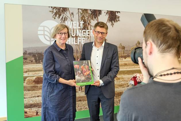 Die Welthungerhilfe stellt am 13.07.2023 in Berlin ihren Jahresbericht 2022 vor. Die durch den Krieg in der Ukraine gestiegenen Lebensmittelpreise fuehrten zu mehr Hunger in der Welt. Viele Menschen koennten sich Grundnahrungsmittel nicht mehr leisten, warnt die Welthungerhilfe. Im Bild: Marlehn Thieme, Praesidentin Welthungerhilfe, Mathias Mogge, Generalsekretaer Welthungerhilfe, halten die Broschuere des Jahresberichts in die Kamera. (Siehe epd-Meldung vom 13.07.2023) EDITORIAL USE ONLY