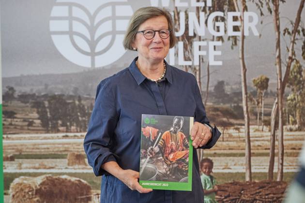 Die Welthungerhilfe stellt am 13.07.2023 in Berlin ihren Jahresbericht 2022 vor. Die durch den Krieg in der Ukraine gestiegenen Lebensmittelpreise fuehrten zu mehr Hunger in der Welt. Viele Menschen koennten sich Grundnahrungsmittel nicht mehr leisten, warnt die Welthungerhilfe. Im Bild: Marlehn Thieme, Praesidentin Welthungerhilfe, haelt die Broschuere des Jahresberichts in die Kamera. (Siehe epd-Meldung vom 13.07.2023) EDITORIAL USE ONLY