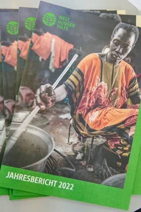 Die Welthungerhilfe stellt am 13.07.2023 in Berlin ihren Jahresbericht 2022 vor. Die durch den Krieg in der Ukraine gestiegenen Lebensmittelpreise fuehrten zu mehr Hunger in der Welt. Viele Menschen koennten sich Grundnahrungsmittel nicht mehr leisten, warnt die Welthungerhilfe. Im Bild: Broschuere des Jahresberichts (Siehe epd-Meldung vom 13.07.2023) EDITORIAL USE ONLY