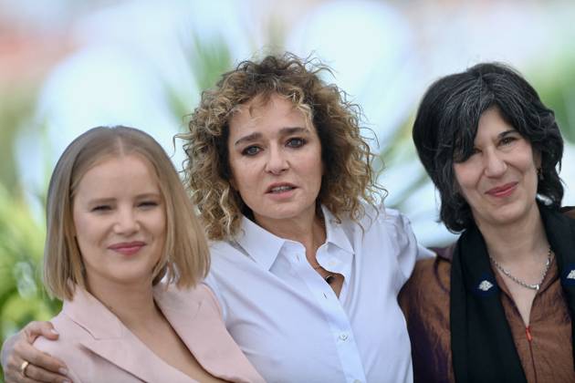 Cannes - Un Certain Regard Jury Photocall Benjamin Biolay, Valeria Golino and Edgar Ramirez attending the photocall of the jury of the Un Certain Regard section during the 75th annual Cannes film festival at Palais des Festivals on May 18, 2022 in Cannes, France. Photo by Franck Castel ABACAPRESS.COM Cannes France Copyright: xCastelxFranck ABACAx 810267_005 CastelxFranck ABACAx 810267_005