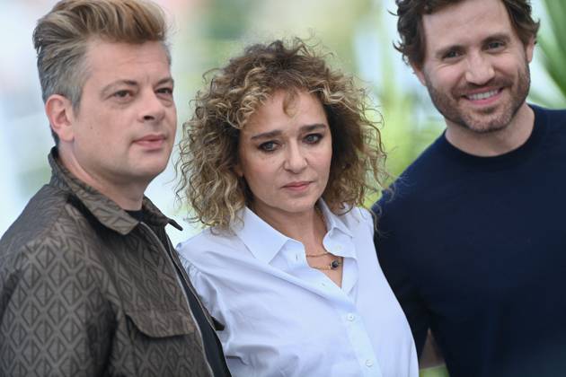 Cannes - Un Certain Regard Jury Photocall Benjamin Biolay, Valeria Golino and Edgar Ramirez attending the photocall of the jury of the Un Certain Regard section during the 75th annual Cannes film festival at Palais des Festivals on May 18, 2022 in Cannes, France. Photo by Franck Castel ABACAPRESS.COM Cannes France Copyright: xCastelxFranck ABACAx 810267_006 CastelxFranck ABACAx 810267_006