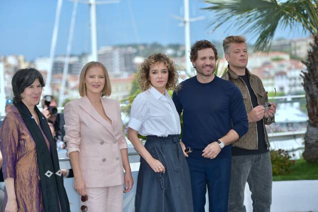 Cannes - Un Certain Regard Jury Photocall Benjamin Biolay, Valeria Golino and Edgar Ramirez attending the photocall of the jury of the Un Certain Regard section during the 75th annual Cannes film festival at Palais des Festivals on May 18, 2022 in Cannes, France. Photo by Franck Castel ABACAPRESS.COM Cannes France Copyright: xCastelxFranck ABACAx 810267_022 CastelxFranck ABACAx 810267_022