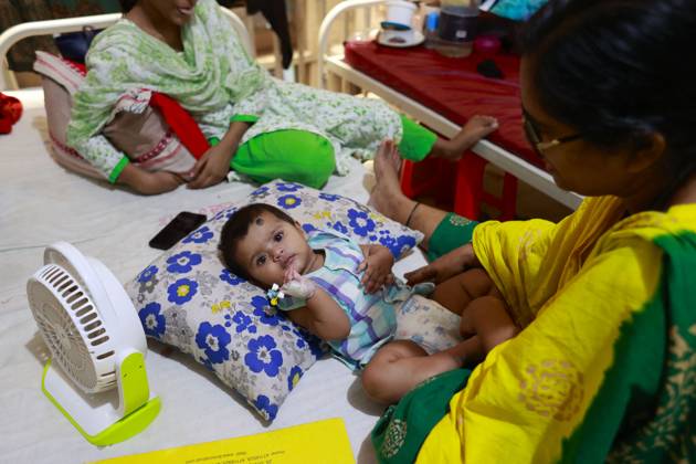 Bangladesh Confronts Surge In Dengue Cases - Dhaka Children suffer from dengue fever receive medical treatment at a hospital, in Dhaka, Bangladesh, July 14, 2023. . Dengue infection has increased five times since 1 January to 31 May this year in Bangladesh. Children aged less than 15 years suffer from dengue fever the most. Dengue infection rates are usually high during monsoon and in the slum areas. Four variations of this virus have been identified. If infected with more than one variation or for the second time, severity of the infection is way more intense. Since many children are being diagnosed with dengue for the second or third time now, the situation is getting complicated. Meanwhile, many children with dengue infection are being a Copyright: xSuvraxKantixDas ABACAx 860725_017 SuvraxKantixDas ABACAx 860725_017