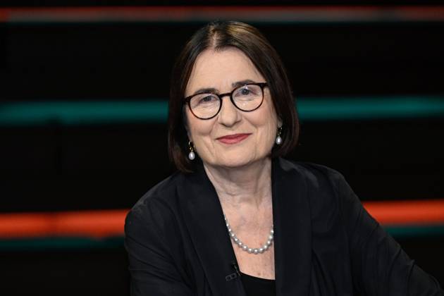 Irina Scherbakowa (Germanistin) 07 23 her Irina Scherbakowa am 11. Juli 2023 in Markus Lanz , ZDF TV Fernsehen Talkshow Talk Show Russland russisch Russin russische Frau Kulturwissenschaftlerin Bürgerrechtlerin Mitbegründerin Menschenrechtsorganisation Memorial Autorin russian female civil rights activist germanist quer halb Porträt lächelnd