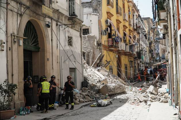 Bilder des Jahres 2023, News 07 Juli News Themen der Woche KW28 News Bilder des Tages July 16, 2023, TORRE DEL GRECO: La palazzina di tre piani crollata a Torre del Greco, in provincia di Napoli, 16 luglio 2023. Sono tre, nessuna delle quali in pericolo di vita, le persone estratte vive dalle macerie della palazzina crollata a Torre del Greco e condotte in ospedale. Le condizioni più serie sono quelle di una 19enne, ricoverata con fratture in varie parti del corpo. Sono state medicate per lievi ferite anche due persone che transitavano in strada al momento del crollo, colpite da alcuni frammenti. E questo al momento il bilancio delle operazioni di soccorso, che comunque proseguono. The three-story building that collapsed in the province of Naples town of Torre del Greco, Italy, 16 July 2023. There are three people, none - ZUMAa110 20230716_zaf_a110_036 Copyright: xCesarexAbbatex
