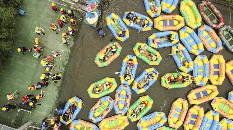 Bilder des Jahres 2023, News 07 Juli News Themen der Woche KW28 News Bilder des Tages Tourists Experience River Rafting in Huai an HUAI AN, CHINA - JULY 16, 2023 - Tourists experience river rafting in the Tieshan Temple Forest Park in Huai an City, Jiangsu Province, China, July 16, 2023. Tieshan Temple Drift Road is 5.3 kilometers long, with a maximum drop of 128 meters. Huai an Jiangsu China  Copyright: xCFOTOx originalFilename: cfoto-tourists230716_np3XJ.jpg