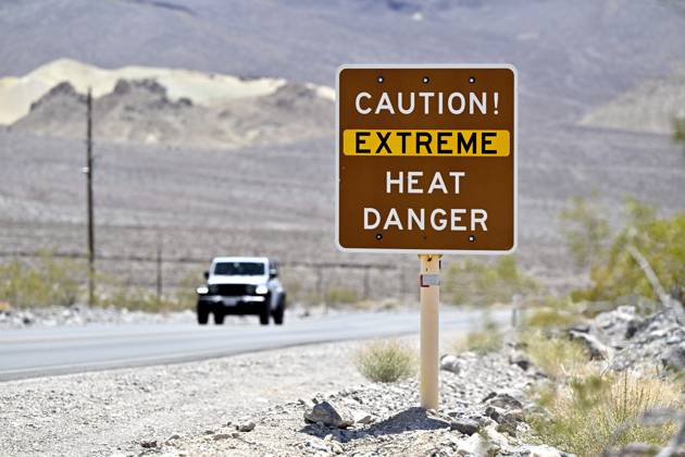 Bilder des Jahres 2023, News 07 Juli News Bilder des Tages News Themen der Woche KW28 July 16, 2023 - Death Valley National Park, California, U.S. - A car passes a sign warning of extreme heat danger in Death Valley National Park, California on July 16, 2021. An excessive heat warning was issued for much of the Southwest United States. Climate models almost unanimously predict that heat waves will become more intense and frequent as the planet continues to warm. Death Valley National Park USA - ZUMAbk3_ 20230716_zaf_bk3_009 Copyright: xDavidxBeckerx