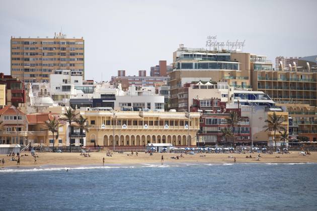 Strand Playa de las Canteras, Las Palmas, Provinz Las Palmas, Gran Canaria, Kanarische Inseln, Spanien, Meer, Palmen, Sonnenschirm, Europa Copyright: imageBROKER/MartinaxKatz iblcxb09426855