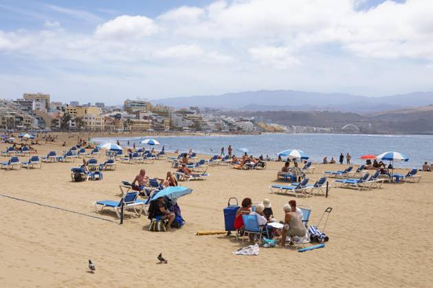 Strand Playa de las Canteras, Las Palmas, Provinz Las Palmas, Gran Canaria, Kanarische Inseln, Spanien, Sonnenschirm, Meer, Europa Copyright: imageBROKER/MartinaxKatz ibxcxb09426851