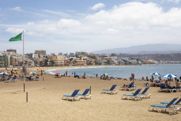 Strand Playa de las Canteras, Las Palmas, Provinz Las Palmas, Gran Canaria, Kanarische Inseln, Spanien, Liege, Sonnenschirm, Meer, Europa Copyright: imageBROKER/MartinaxKatz ibxcxb09426852