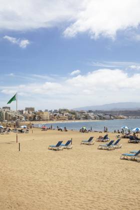 Strand Playa de las Canteras, Las Palmas, Provinz Las Palmas, Gran Canaria, Kanarische Inseln, Spanien, Liegestuhl, Sonne, Meer, Europa Copyright: imageBROKER/MartinaxKatz ibxcxb09426853