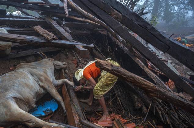 Bilder des Jahres 2023, News 07 Juli News Bilder des Tages RAIGAD, INDIA - JULY 21: Ragi Pardhi, 45, whose 14 relatives were died in the landslide at Irshalwadi village, Khalapur in Raigad, bid farewell to the animals and bull that died in the incident during rescue operations are going on the second day where people trapped under rubble after landslide in Khalapur Irshalwadi Village , on July 21, 2023 in Raigad , India. At least 16 people died and over 100 are feared trapped under debris and loose soil, following a landslide at Irshalwadi, a village in Raigad district, around 63 kilometers from Mumbai. The incident occurred at 10:45 pm on Wednesday when the region was in the grip of heavy rain. The village had a population of 228, of which 103 were rescued. Of the 21 injured, 17 were given first a