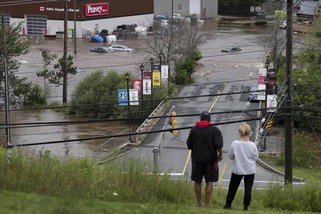 Bilder des Jahres 2023, News 07 Juli News Bilder des Tages July 22, 2023, Halifax, NS, Canada: People stand on a hill surveying cars abandoned in floodwater in a mall parking lot following a major rain event in Halifax on Saturday, July 22, 2023. Halifax Canada  - ZUMAc35_ 20230722_zaf_c35_031 Copyright: xDarrenxCalabresex