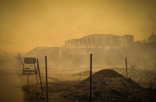 Bilder des Jahres 2023, News 07 Juli (230723) -- RHODES ISLAND, July 23, 2023 -- This photo taken on July 22, 2023 shows smoke caused by a massive wildfire in the Rhodes island in Greece. At least 2,000 residents and holidaymakers were evacuated by sea in the fire-stricken areas of Rhodes island in Greece on Saturday evening, authorities said. (Photo by Xinhua) GREECE-RHODES ISLAND-WILDFIRE ArgirisxMantikos 