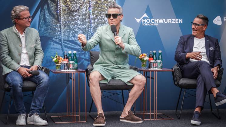 Bilder des Jahres 2023, Entertainment 07 Juli Entertainment Themen der Woche KW29 Entertainment Bilder des Tages 23.07.2023; Reiteralm, Schladming, Ennstal, Steiermark, Österreich, Europa - Pressekonferenz mit Robbie Williams in Schladming, Steiermark - Zum Ski Opening in der Region Schladming Dachstein mit den 4 Bergen Hauser Kaibling, Planai, Hochwurzen, Reiteralm wird der Weltstar am 07. und 08. Dezember 2023 zum Wintersaison Start zwei Konzerte geben.
