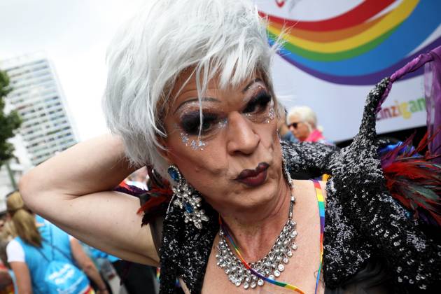 CHRISTOPHER STREET DAY 2023 - BERLIN PRIDE 2023 - CSD Berlin - Am 22. Juli 2023 zieht der CSD in Berlin unter dem bilingualen Motto BE THEIR VOICE AND OURS! ... FÜR MEHR EMPATHIE UND SOLIDARITÄT! zum 45. Mal durch die Hauptstadt. Die bunte CSD-Parade startet als Demonstration an der Leipziger Straße und führt auf einer 7,4 Kilometer langen Strecke über den Potsdamer Platz, vorbei am Nollendorfplatz, über die Siegessäule (Großer Stern) und der Straße des 17. Juni zum Endpunkt am Brandenburger Tor. Die Veranstalter rechnen im Tagesverlauf mit bis zu 500.000 Teilnehmerinnen und Teilnehmern. Dragqueen während der CSD-Parade.