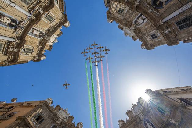 Bilder des Jahres 2023, News 07 Juli News Themen der Woche KW30 News Bilder des Tages in the photo the tricolor arrows fly over Palermo and pass over the 4 cantos  Copyright: xAlbertoxLoxBiancox xipa-agency.nx xAlbertoxLoxBiancox IPA_IPA39388730