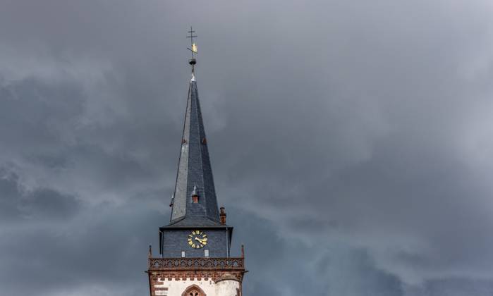 Dunkle Wolken über dem Kirchturm Dunkle Wolken eines Gewitters sind am Nachmittag am Himmel über dem Turm der katholischen Kirche St. Ursula zu sehen., Oberursel Hessen Deutschland