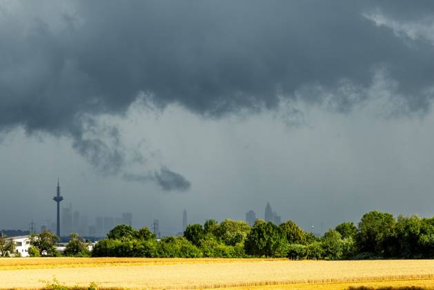 Bilder des Jahres 2023, News 07 Juli News Themen der Woche KW30 News Bilder des Tages Gewitter über Frankfurt Ein Gewitter zieht am Nachmittag über die Hochhäuser der Skyline von Frankfurt am Main in Hessen., Oberursel Hessen Deutschland
