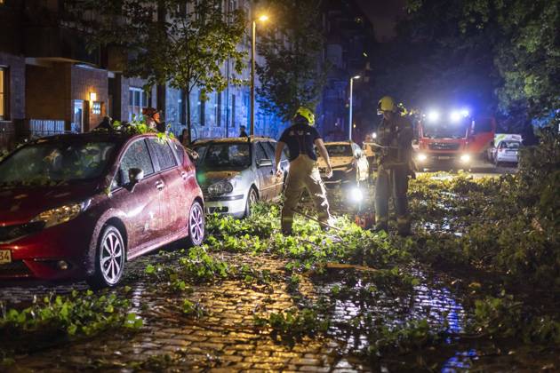 Bilder des Jahres 2023, News 07 Juli News Themen der Woche KW30 News Bilder des Tages Unwetter, Sturm und umgeknickte Bäume: Orkan in Berlin, Das Unwetter hat in Berlin für einen starken Anstieg an Einsätzen der Berliner Feuerwehr gesorgt: Über 400 Einsätze am Montagabend. Umgeknickte Bäume, überflutete Straßenzüge, vor allem der nördliche teil Berlins war von dem Unwetter betroffen. Die Berliner Feuerwehr rief den Ausnahmezustand Wetter aus. Alle Freiwilligen Feuerwehren des Land Berlins wurden alarmiert und waren im Einsatz. Berlin Berlin Deutschland