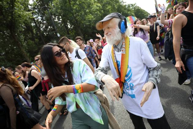 CHRISTOPHER STREET DAY 2023 - BERLIN PRIDE 2023 - CSD Berlin - Am 22. Juli 2023 zieht der CSD in Berlin unter dem bilingualen Motto BE THEIR VOICE AND OURS! ... FÜR MEHR EMPATHIE UND SOLIDARITÄT! zum 45. Mal durch die Hauptstadt. Die bunte CSD-Parade startet als Demonstration an der Leipziger Straße und führt auf einer 7,4 Kilometer langen Strecke über den Potsdamer Platz, vorbei am Nollendorfplatz, über die Siegessäule (Großer Stern) und der Straße des 17. Juni zum Endpunkt am Brandenburger Tor. Die Veranstalter rechnen im Tagesverlauf mit bis zu 500.000 Teilnehmerinnen und Teilnehmern. Techno-Opa tanzt ausgelassen mit einer jungen Frau auf der Straße des 17. Juni.