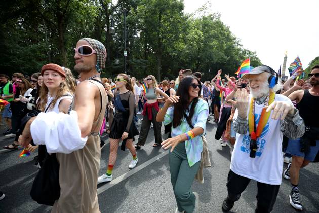 CHRISTOPHER STREET DAY 2023 - BERLIN PRIDE 2023 - CSD Berlin - Am 22. Juli 2023 zieht der CSD in Berlin unter dem bilingualen Motto BE THEIR VOICE AND OURS! ... FÜR MEHR EMPATHIE UND SOLIDARITÄT! zum 45. Mal durch die Hauptstadt. Die bunte CSD-Parade startet als Demonstration an der Leipziger Straße und führt auf einer 7,4 Kilometer langen Strecke über den Potsdamer Platz, vorbei am Nollendorfplatz, über die Siegessäule (Großer Stern) und der Straße des 17. Juni zum Endpunkt am Brandenburger Tor. Die Veranstalter rechnen im Tagesverlauf mit bis zu 500.000 Teilnehmerinnen und Teilnehmern. Techno-Opa tanzt ausgelassen mit einer jungen Frau auf der Straße des 17. Juni.