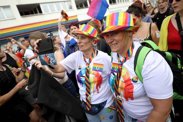 CHRISTOPHER STREET DAY 2023 - BERLIN PRIDE 2023 - CSD Berlin - Am 22. Juli 2023 zieht der CSD in Berlin unter dem bilingualen Motto BE THEIR VOICE AND OURS! ... FÜR MEHR EMPATHIE UND SOLIDARITÄT! zum 45. Mal durch die Hauptstadt. Die bunte CSD-Parade startet als Demonstration an der Leipziger Straße und führt auf einer 7,4 Kilometer langen Strecke über den Potsdamer Platz, vorbei am Nollendorfplatz, über die Siegessäule (Großer Stern) und der Straße des 17. Juni zum Endpunkt am Brandenburger Tor. Die Veranstalter rechnen im Tagesverlauf mit bis zu 500.000 Teilnehmerinnen und Teilnehmern. Demoteilnehmer tragen Hüte und Krawatten in Regenbogenfarben.