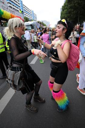 CHRISTOPHER STREET DAY 2023 - BERLIN PRIDE 2023 - CSD Berlin - Am 22. Juli 2023 zieht der CSD in Berlin unter dem bilingualen Motto BE THEIR VOICE AND OURS! ... FÜR MEHR EMPATHIE UND SOLIDARITÄT! zum 45. Mal durch die Hauptstadt. Die bunte CSD-Parade startet als Demonstration an der Leipziger Straße und führt auf einer 7,4 Kilometer langen Strecke über den Potsdamer Platz, vorbei am Nollendorfplatz, über die Siegessäule (Großer Stern) und der Straße des 17. Juni zum Endpunkt am Brandenburger Tor. Die Veranstalter rechnen im Tagesverlauf mit bis zu 500.000 Teilnehmerinnen und Teilnehmern. Demoteilnehmerinnen tanzen ausgelassen auf der Leipziger Straße.