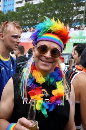 CHRISTOPHER STREET DAY 2023 - BERLIN PRIDE 2023 - CSD Berlin - Am 22. Juli 2023 zieht der CSD in Berlin unter dem bilingualen Motto BE THEIR VOICE AND OURS! ... FÜR MEHR EMPATHIE UND SOLIDARITÄT! zum 45. Mal durch die Hauptstadt. Die bunte CSD-Parade startet als Demonstration an der Leipziger Straße und führt auf einer 7,4 Kilometer langen Strecke über den Potsdamer Platz, vorbei am Nollendorfplatz, über die Siegessäule (Großer Stern) und der Straße des 17. Juni zum Endpunkt am Brandenburger Tor. Die Veranstalter rechnen im Tagesverlauf mit bis zu 500.000 Teilnehmerinnen und Teilnehmern. Demoteilnehmer ganz in den Regenbogenfarben geschmückt.