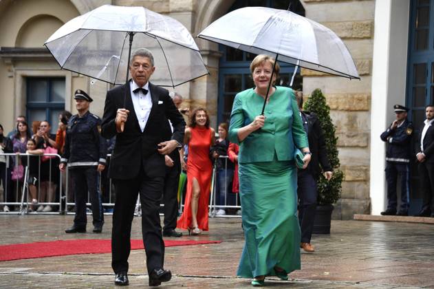 Bilder des Jahres 2023, Entertainment 07 Juli Entertainment Themen der Woche KW30 Entertainment Bilder des Tages Angela Merkel mit Ehemann Joachim Sauer bei der Eröffnung der Richard-Wagner-Festspiele 2023 mit der Premiere von Richard Wagners Parsifal im Bayreuther Festspielhaus. Bayreuth, 25.07.2023